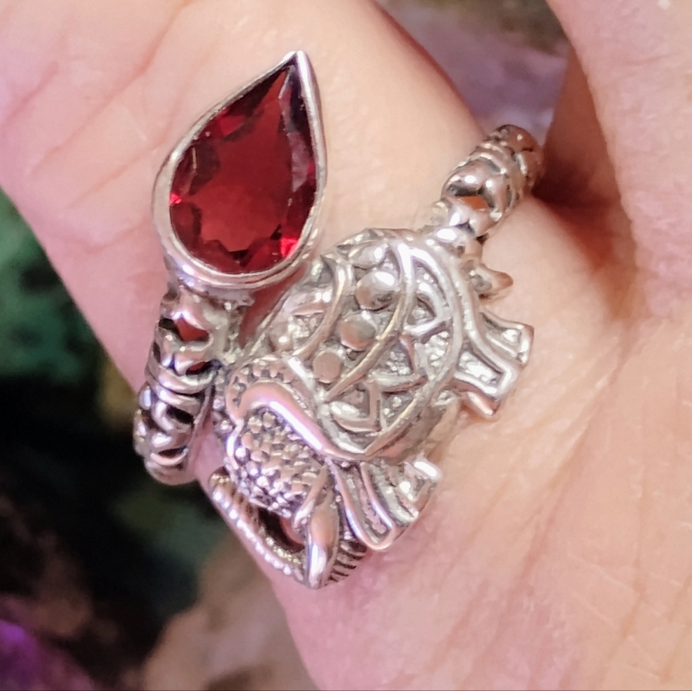LOVERS OF ELEPHANTS. MOZANBUQUE GARNET & STERLING. SZ-8.25"
